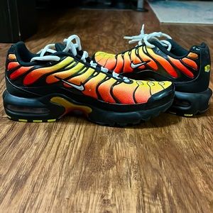 Boys Nike Shoes size 6. No wear down. NIKE AIR MAX PLUS BLACK ORANGE AR1852-017